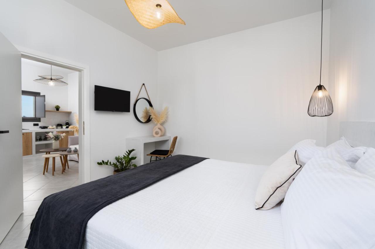 Almira Luxury Suites ペリヴォラス エクステリア 写真